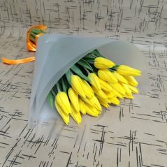 25 жёлтых тюльпанов